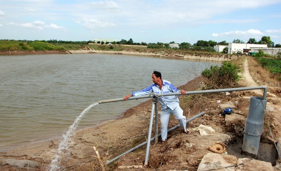 People use water pumped from a well (Photo: SGGP)