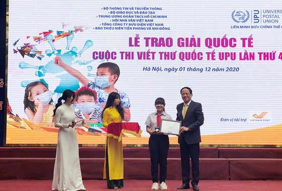 Deputy Minister of Information and Communications Pham Anh Tuan gives prize to Phan Hoang Phuong Nhi (Photo: SGGP)