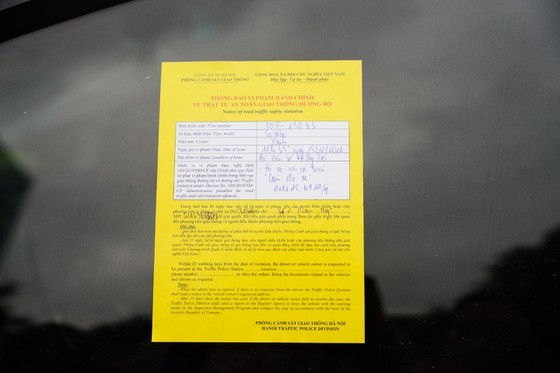 Hanoi drivers shocked at parking tickets on car windshields ảnh 1 Hanoi drivers shocked at parking tickets on car windshields ảnh 1