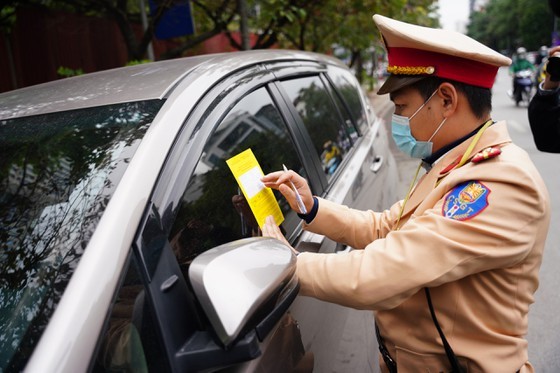 Hanoi drivers shocked at parking tickets on car windshields ảnh 2 Hanoi drivers shocked at parking tickets on car windshields ảnh 2