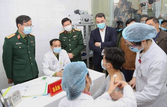 The first volunteer is injected with the vaccine (Photo: SGGP)