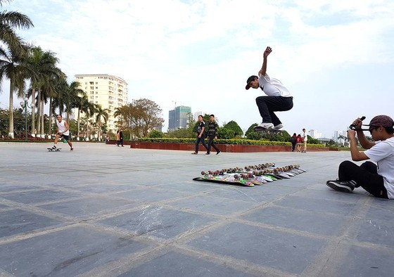 A young player is performing at a open-space park in District 5 (Photo: SGGP)