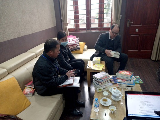 Inspectors check pirated books in the two houses (Photo: SGGP)