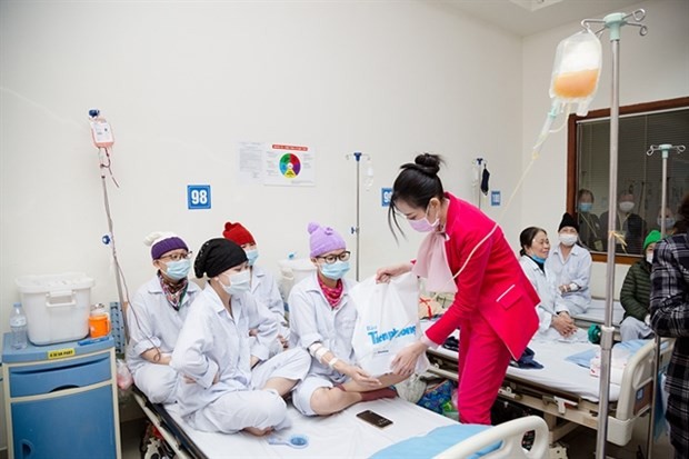 Miss Vietnam 2020 Do Thi Ha presents gifts to blood patients at the National Institute of Haematology and Blood Transfusions. (Photo: VNA)