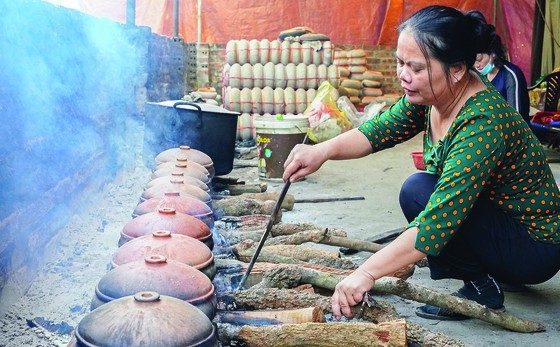Vu Dai villagers start braising traditional fish for Tet holiday ảnh 1 Vu Dai villagers start braising traditional fish for Tet holiday ảnh 1