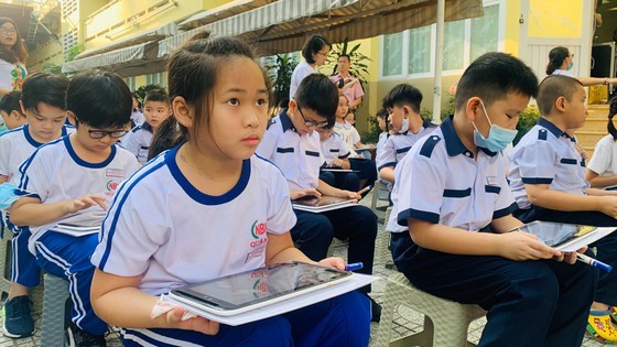 Students learn out activities of administration, culture, education organizations (Photo: SGGP)