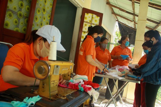 Residents make facemasks for others (Photo: SGGP)