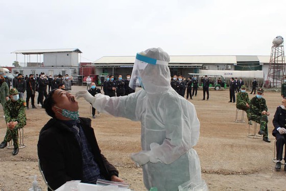 A health worker is taking samples for test (Photo: SGGP)