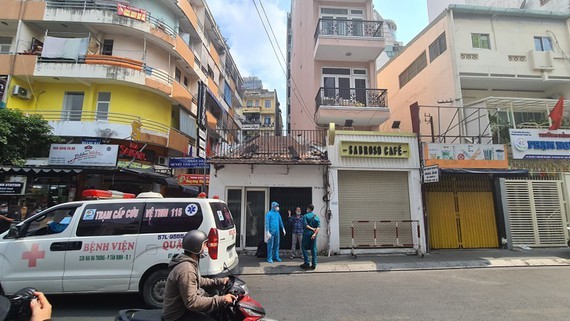 Medical workers are spraying disinfectant in a coffee shop in Bui Vien Street where patient 1,883 dropped by (Photo: SGGP)