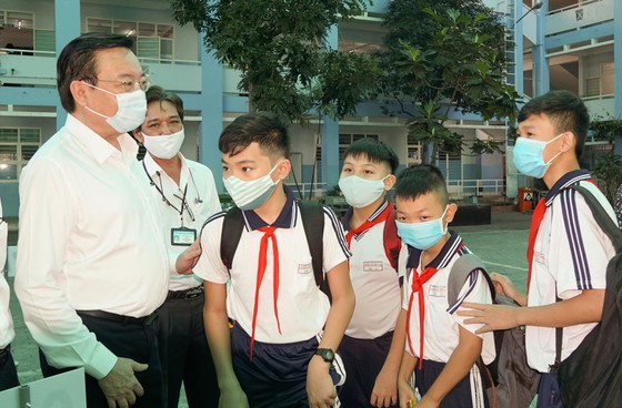 Director of the Ho Chi Minh City Department of Education and Training Le Hong Son  talks to students in the first day of coming back schools (Photo: SGGP)