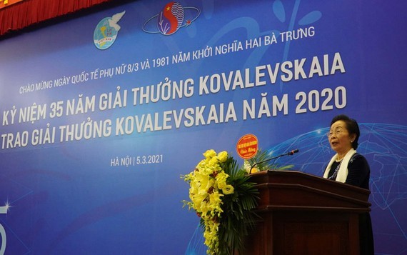 Associate professor Nguyen Thi Doan, former Vice President, chairwoman of the Kovalevskaia Award Committee, speaks at the award-giving ceremony (Photo: SGGP)