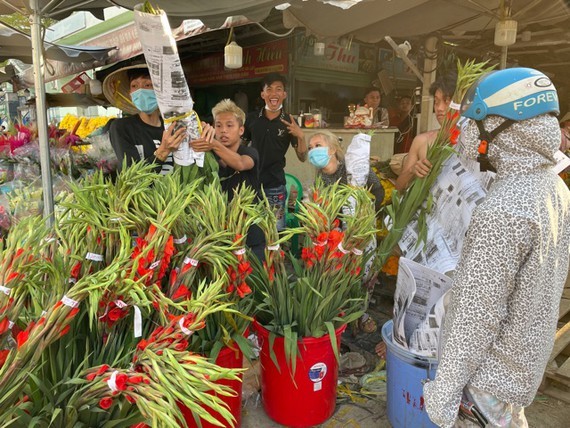 Roses and flowers for the special day are in high demand (Photo: SGGP)