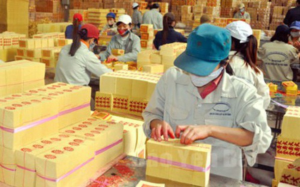 Workers of Yen Bai Joint Stock Forest Agricultural Products and Foodstuff Company (CAP) make votive paper. Votive paper segment accounts for 50 per cent of CAP’s total revenue. Photo courtesy of the company