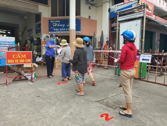 Da Nang issues cards to market goers from May 8 to prevent Covid-19 spread ảnh 1 Da Nang issues cards to market goers from May 8 to prevent Covid-19 spread ảnh 1