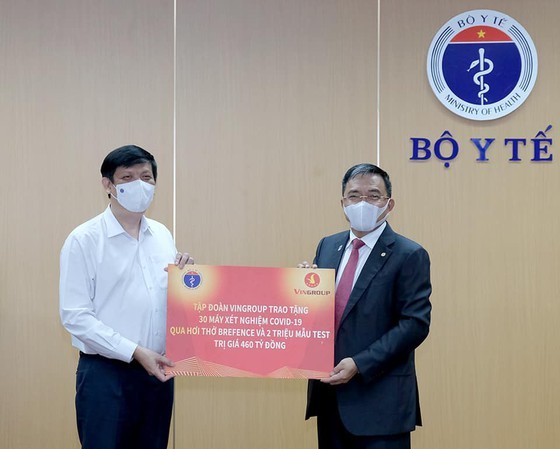 Health Ministry receives COVID-19 breath testing system from Vingroup ảnh 1 Health Ministry receives COVID-19 breath testing system from Vingroup ảnh 1