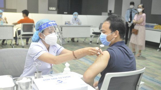 HCMC’s largest-ever Covid-19 vaccination drive starts with 500 employees ảnh 3 HCMC’s largest-ever Covid-19 vaccination drive starts with 500 employees ảnh 3