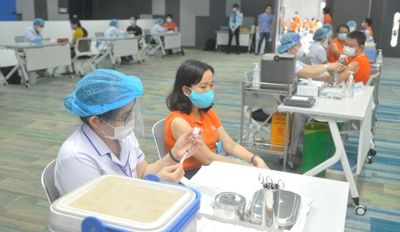 HCMC’s largest-ever Covid-19 vaccination drive starts with 500 employees ảnh 4 HCMC’s largest-ever Covid-19 vaccination drive starts with 500 employees ảnh 4