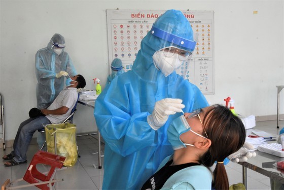 HCMC collects samples for Covid-19 testing for all residents ảnh 1 HCMC collects samples for Covid-19 testing for all residents ảnh 1