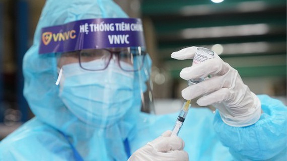 HCMC urges people to book vaccination appointment through switchboard 8066 ảnh 1 HCMC urges people to book vaccination appointment through switchboard 8066 ảnh 1