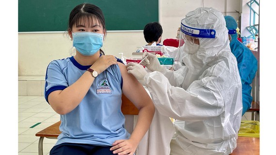 Students with/ without household registration books entitled to vaccination ảnh 1 Students with/ without household registration books entitled to vaccination ảnh 1