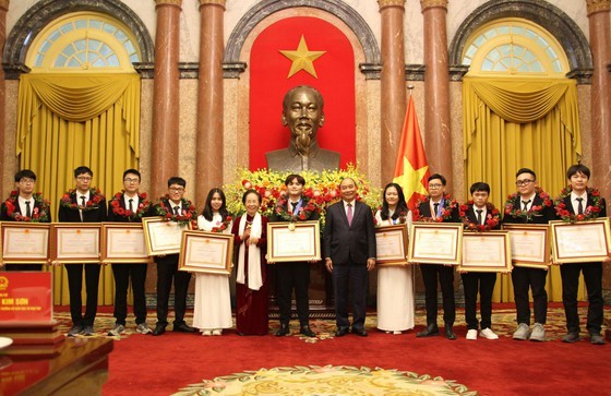 President Phuc praises students winning international Olympic competitions ảnh 1 President Phuc praises students winning international Olympic competitions ảnh 1