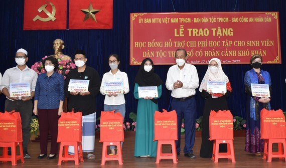 Scholarships granted to needy ethnic minority students in HCMC ảnh 1 Scholarships granted to needy ethnic minority students in HCMC ảnh 1