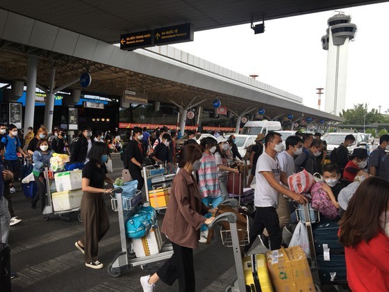 Tan Son Nhat Airport crowded with passengers as people return home ảnh 1 Tan Son Nhat Airport crowded with passengers as people return home ảnh 1