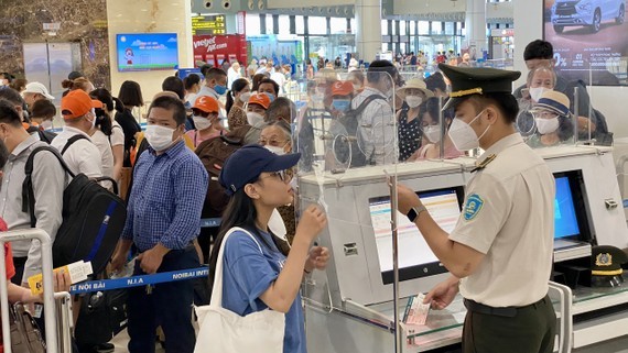 Hundreds of passengers have problems with identification papers ảnh 1 Hundreds of passengers have problems with identification papers ảnh 1