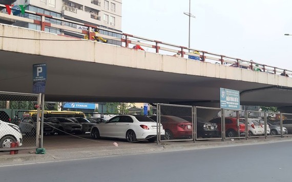Spaces beneath road bridges are not used as parking lots: Ministry ảnh 1 Spaces beneath road bridges are not used as parking lots: Ministry ảnh 1