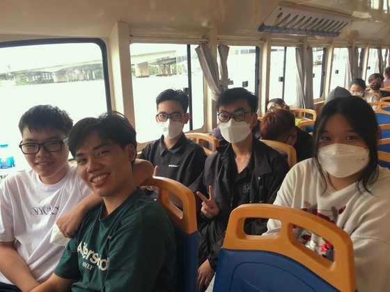 People interested in taking cruise through Saigon by river bus ảnh 1 People interested in taking cruise through Saigon by river bus ảnh 1