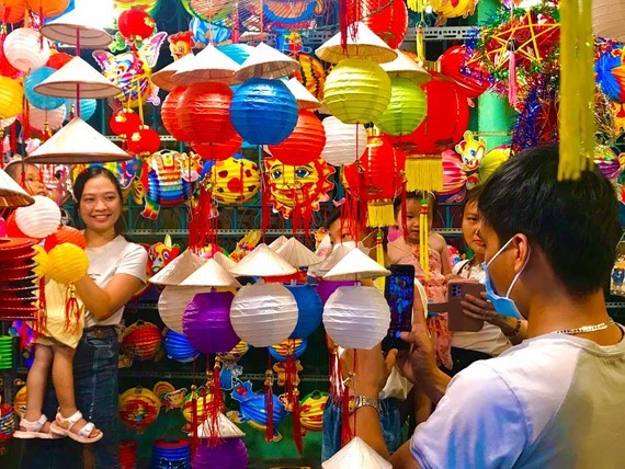 Atmosphere of Mid-Autumn Festival in the air in HCMC's lantern street ảnh 1 Atmosphere of Mid-Autumn Festival in the air in HCMC's lantern street ảnh 1