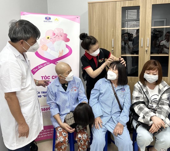Hospital calls on donating hair to cancer women ảnh 2 Hospital calls on donating hair to cancer women ảnh 2