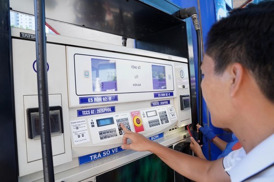 Petrol prices continue to drop ảnh 1 Petrol prices continue to drop ảnh 1