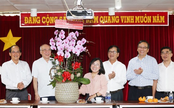 Head of Propaganda Department congratulates employees in publishing industry ảnh 1 Head of Propaganda Department congratulates employees in publishing industry ảnh 1