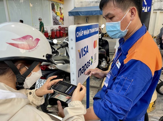 Electronic transactions, online payments gradually popular in HCMC ảnh 1