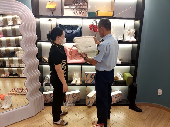 Counterfeit items discovered in fashion store in HCMC ảnh 2 Counterfeit items discovered in fashion store in HCMC ảnh 2