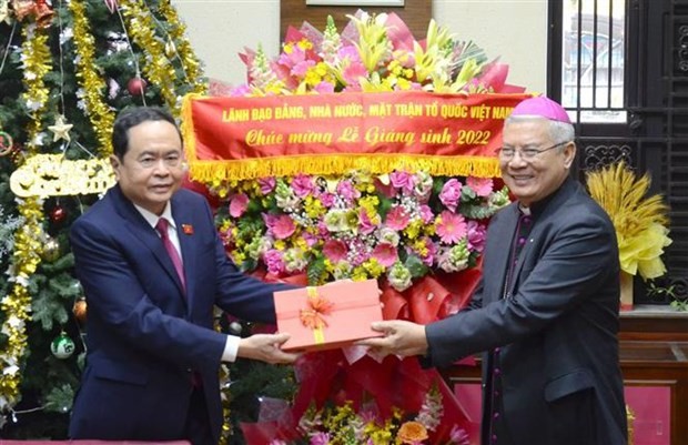 NA Vice Chairman Tran Thanh Man (L) presents gift to Bishop of the Da Nang Diocese Joseph Dang Duc Ngan (Photo: VNA)