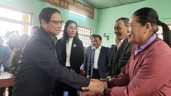Prime Minister Pham Minh Chinh meets and encourages people affected by the North-South expressway project.Photo: SGGP Prime Minister Pham Minh Chinh meets and encourages people affected by the North-South expressway project.Photo: SGGP