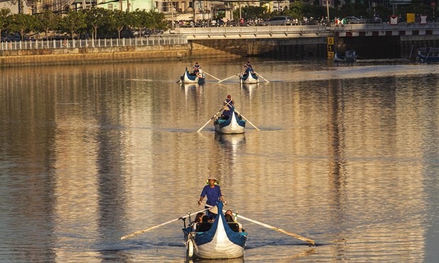 A way to discover the city - taking a ride along Nhieu Loc Canal. (Photo: VNP) A way to discover the city - taking a ride along Nhieu Loc Canal. (Photo: VNP)