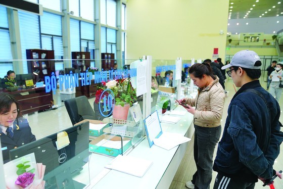 Traders at Huu Nghi border gate