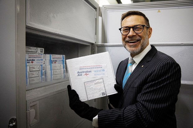 Ambassador Andrew Goledzinowski at the handover ceremony of five refrigerated trucks and a further 4.2 million Pfizer-BioNTech Covid-19 vaccine doses from Australia to Vietnam at the National Institute of Hygiene and Epidemiology in Hanoi on October 21, 2022. (Photo courtesy of Australian Embassy in Vietnam ) Ambassador Andrew Goledzinowski at the handover ceremony of five refrigerated trucks and a further 4.2 million Pfizer-BioNTech Covid-19 vaccine doses from Australia to Vietnam at the National Institute of Hygiene and Epidemiology in Hanoi on October 21, 2022. (Photo courtesy of Australian Embassy in Vietnam )