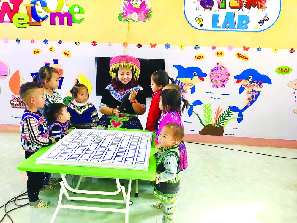 Teacher Do Thuy Quyen and her students