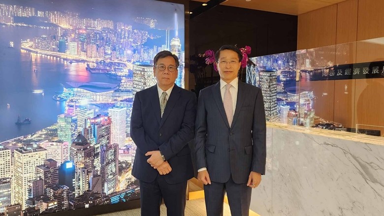 Consul General of Vietnam in Hong Kong Pham Binh Dam at a meeting with Hong Kong’s Secretary for Commerce and Economic Development Algernon Yau. (Photo: Consulate General of Vietnam in Hong Kong, China) Consul General of Vietnam in Hong Kong Pham Binh Dam at a meeting with Hong Kong’s Secretary for Commerce and Economic Development Algernon Yau. (Photo: Consulate General of Vietnam in Hong Kong, China)