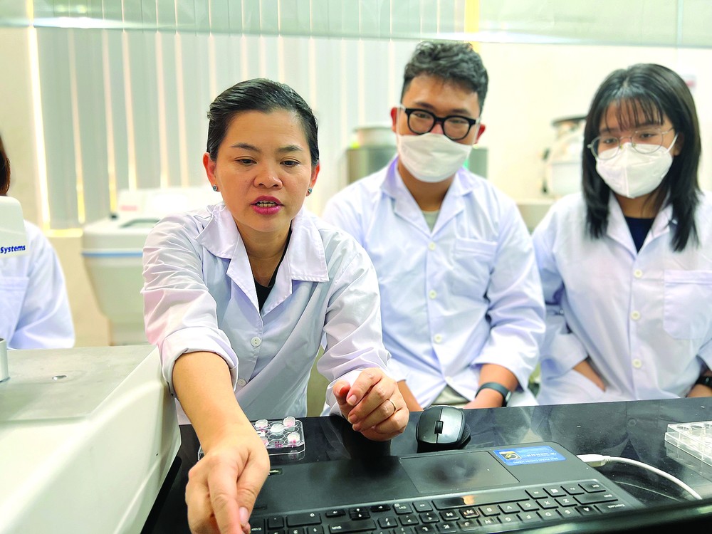 Associate Professor Nguyen Thi Hiep is instructing students Associate Professor Nguyen Thi Hiep is instructing students