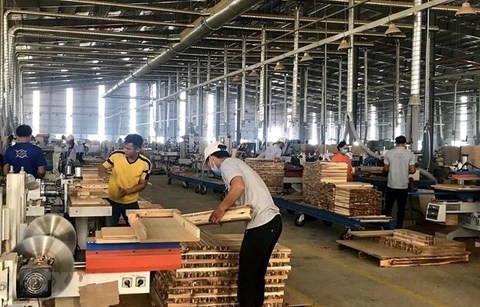Producing wooden furniture for export at Trieu Phu Loc Furniture Co., Ltd, Tan Uyen town, Binh Duong province (Photo: VNA) Producing wooden furniture for export at Trieu Phu Loc Furniture Co., Ltd, Tan Uyen town, Binh Duong province (Photo: VNA)