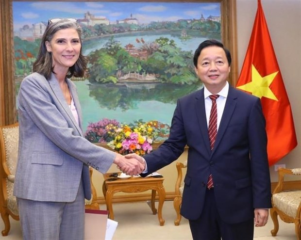 Deputy Prime Minister Tran Hong Ha (R) and UNDP Resident Representative in Vietnam Ramla Khalidi (Photo: VNA)