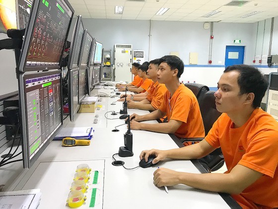 Workers at a company monitor the automatic production process through parameters on a computer screen(Photo: SGGP) Workers at a company monitor the automatic production process through parameters on a computer screen(Photo: SGGP)
