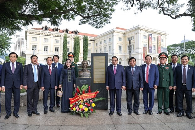 Prime Minister Pham Minh Chinh and his spouse on February 9 offer flowers in tribute to President Ho Chi Minh at his Statue in the Asian Civilizations Museum (ACM) in Singapore. (Photo: VNA)