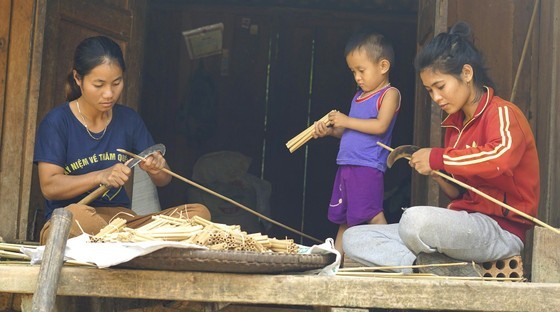 Products made from bamboo are sold to tourists by the people of Chenh Venh village