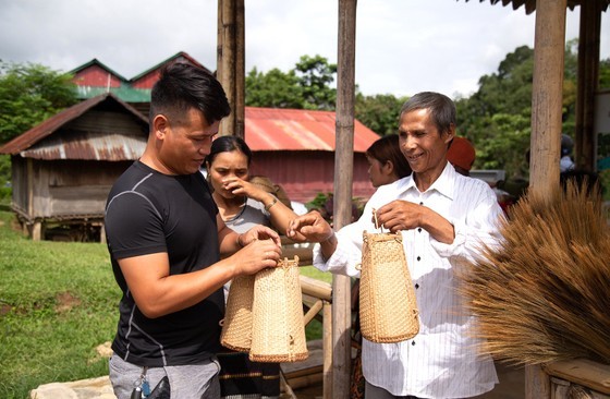 People make souvenir products from bamboo to help increase their income